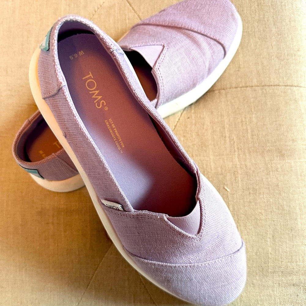 Toms lavender canvas slip ons. Super cute with white sole. Women’s 6.5. EUC